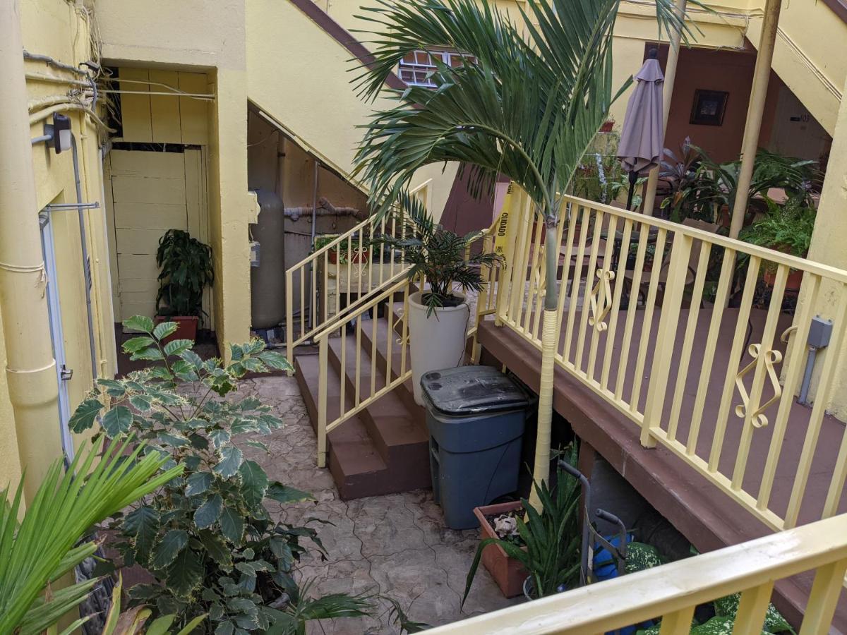 Midtown Guest House Шарлот Амали Екстериор снимка