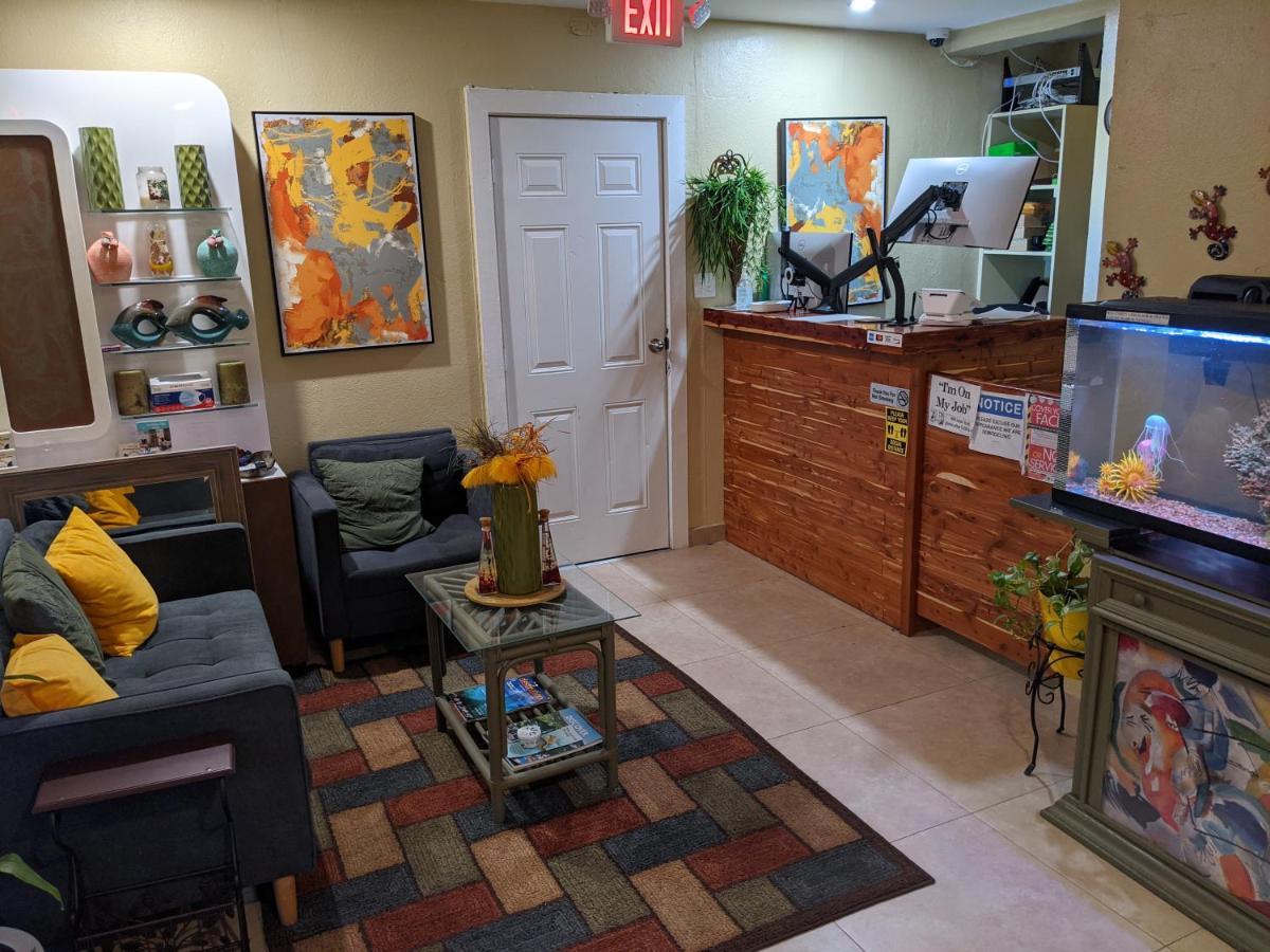 Midtown Guest House Шарлот Амали Екстериор снимка