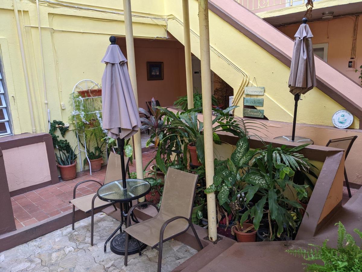 Midtown Guest House Шарлот Амали Екстериор снимка