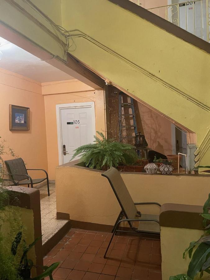 Midtown Guest House Шарлот Амали Екстериор снимка