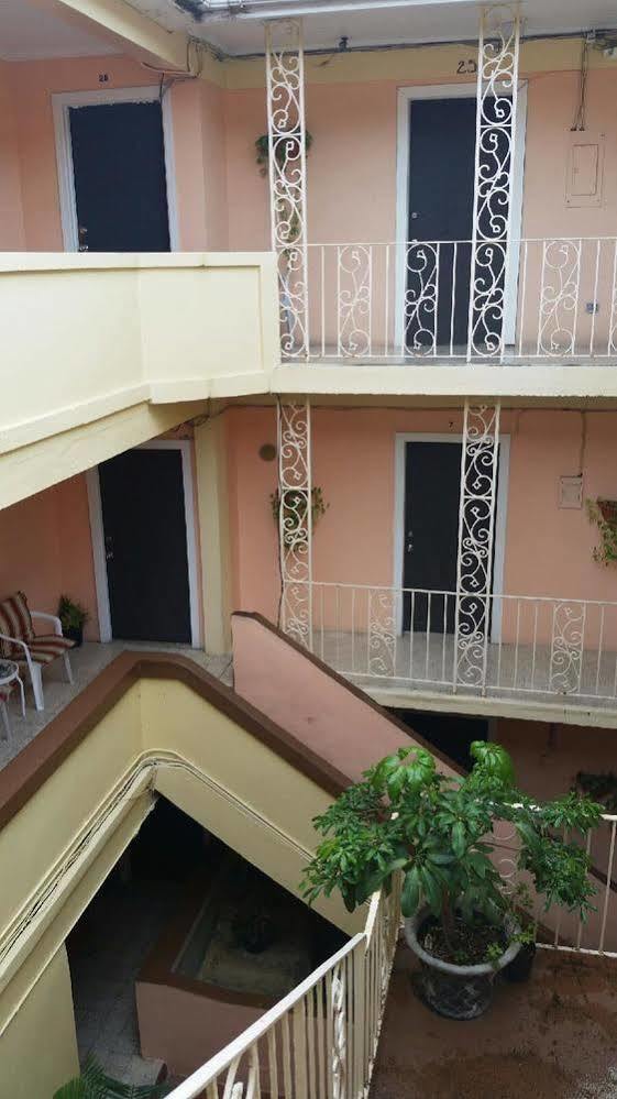 Midtown Guest House Шарлот Амали Екстериор снимка