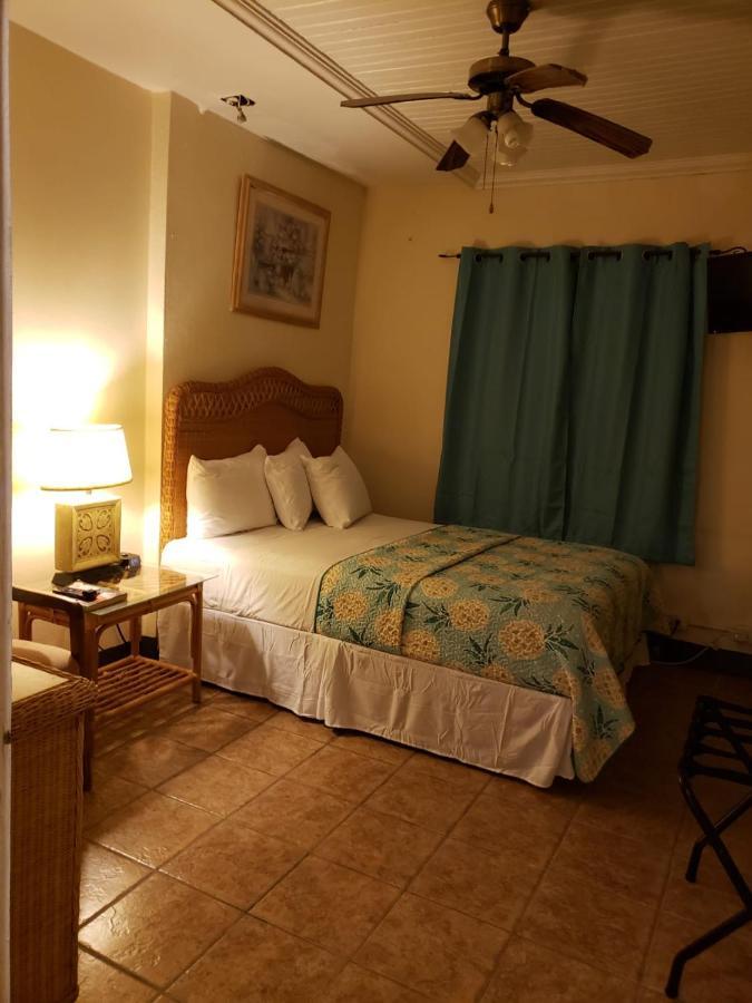 Midtown Guest House Шарлот Амали Екстериор снимка